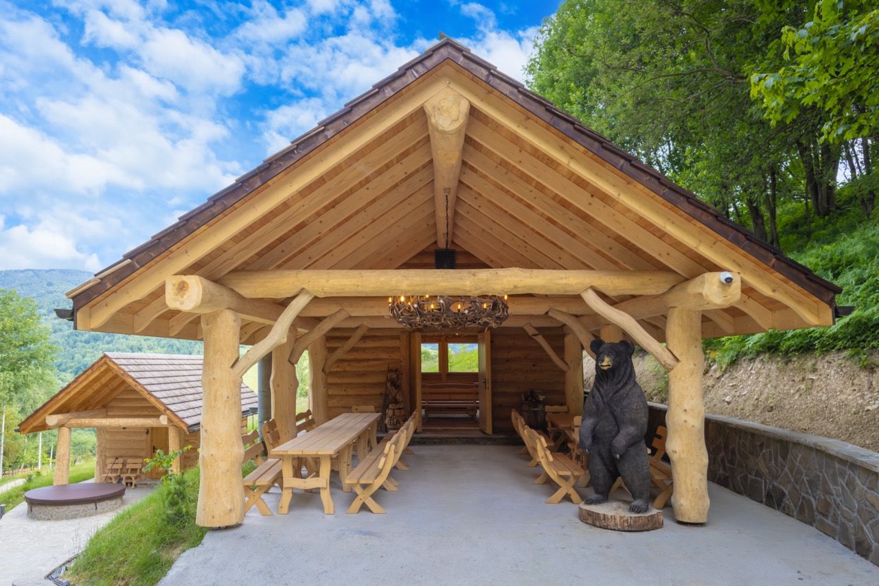 Nowy szałas Lelu Spa&amp;Natura latem 2024.